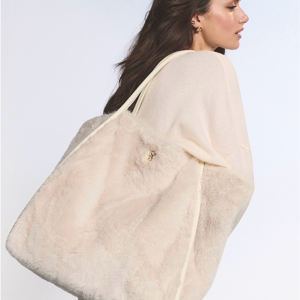 NWT Victoria's Secret Ivory Cream Luxe Fuzzy Soft Faux Fur Tote Travel Bag 2025 - Picture 2 of 9